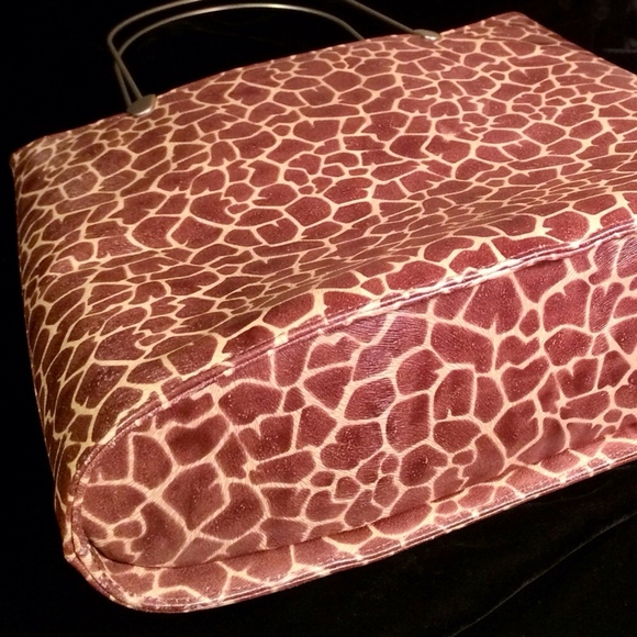 Elaine Turner Giraffe Print Bucket Tote - Picture 6 of 8